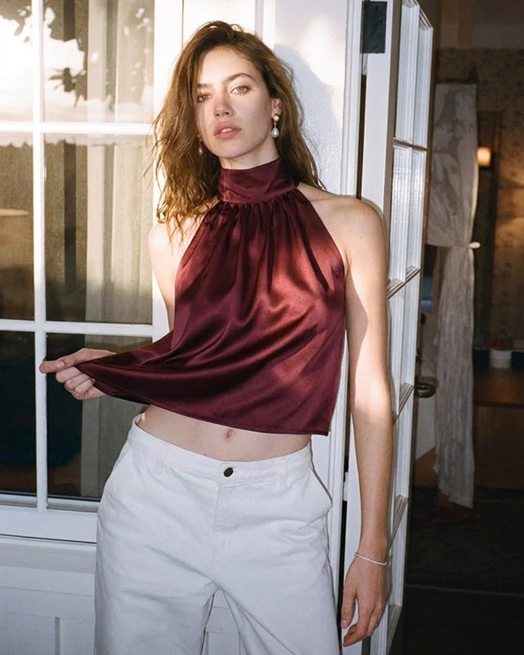 Patricia™ | Camiseta sin mangas de satén color rojo vino con lazo de tortuga